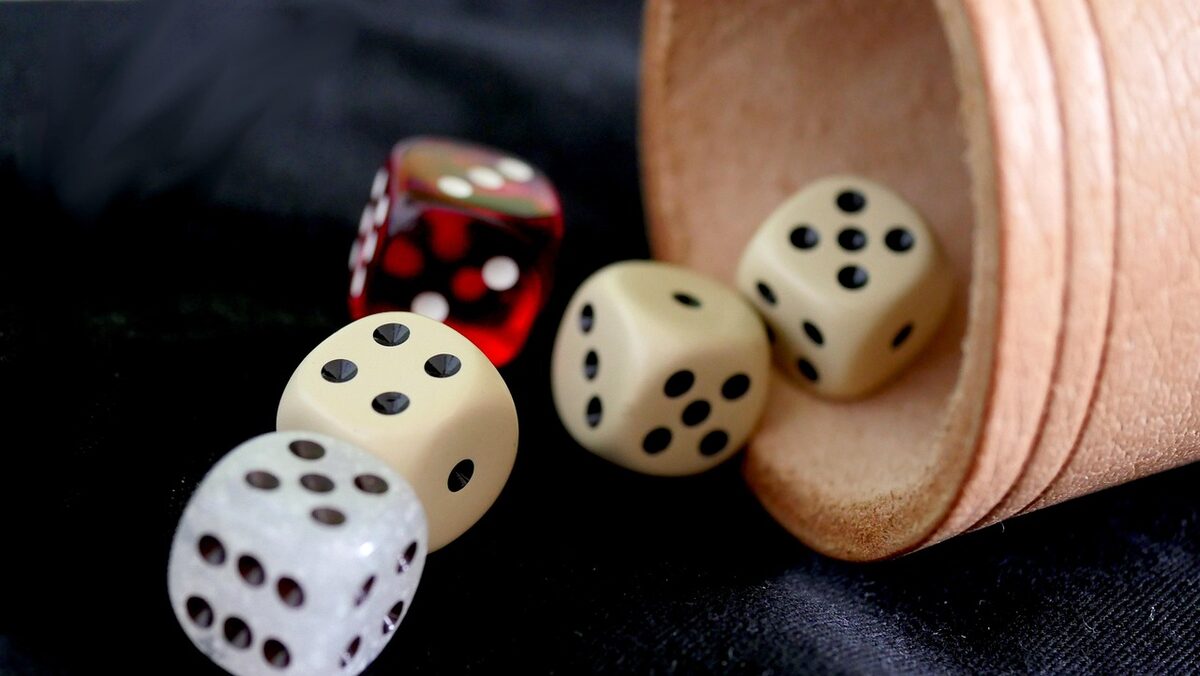 Tärningar som illustrerar sannolikhet och förväntad förlust vid spel