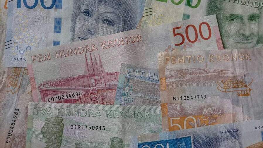 Svenska kronor i sedlar som illustrerar skatt på spelvinster i Sverige